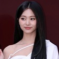 TWICEツウィ、ミニ丈レース衣装でほっそり美脚披露「見惚れる」「理想のスタイル」の声 画像