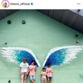 hitomi、家族旅行へ！初の“宮古島”SHOTにファンほっこり「おそろいコーデかわいい」「最高の夏」 画像