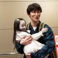 Snow Man渡辺翔太、“お化け役”子役と手繋ぎ・お姫様抱っこ…「事故物件ゾク 恐い間取り」メイキング写真解禁 画像