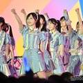 AKB48、爽やかブルー衣装で登場 夏ソング響かせる【TIF2025】 画像