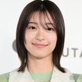鳴海唯、大胆スリットからのぞく脚線美「雑誌の表紙みたい」「アーティスティック」の声 画像