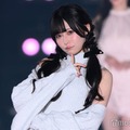 きゅるして・逃げ水あむ、美肩見せSEXYワンピ着こなし ラメ素材で存在感 【関コレ2025A/W】 画像