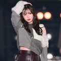三原羽衣、髪かきあげウエストチラリ オフショルニットで登場【関コレ2025A/W】 画像