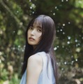 乃木坂46五百城茉央、ノースリワンピ姿で川遊び＆プールで青春グラビア「ボム」表紙登場【独占カットあり】 画像
