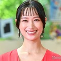 高橋ユウ、夫・卜部弘嵩とのカフェショット公開 お揃いモノトーンコーデで寄り添う 画像