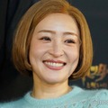 大沢あかね、肌見せコーデ×ロングヘアで雰囲気ガラリ「年々美しくなってる」「色っぽい」 画像