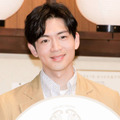 松下洸平、クールなオールバックヘアのスーツSHOTに反響「目の保養」「めっちゃカッコイイ」