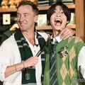 トム・フェルトンからのサプライズに腰を抜かした松島聡（C）モデルプレス