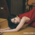 本田真凜、赤ドレス姿で大人っぽい表情 ノスタルジームードの先行カット公開【MARIN】 画像