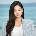 BLACKPINKジェニー、タイトミニから圧巻美脚披露「着こなせてすごい」の声 画像