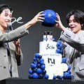 ペプチドを持ち上げる池崎理人、藤牧京介（C）モデルプレス