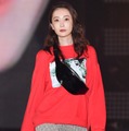 白洲迅の妻・竹内渉、息子と水族館満喫 膝の上に乗せた2ショット公開「微笑ましい」「素敵な親子時間」の声 画像
