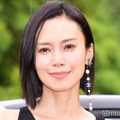 中谷美紀、ワンショルで大胆胸元披露「大人の色気」「絵になる」の声 画像