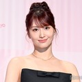 TWICEモモ、黒のタイトドレスから美デコルテ披露 上品“桃メイク”で魅力全開 画像