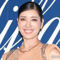 アンミカ、大胆スリットから美脚スラリ オフショル衣装姿に「さすがのスタイル」「圧巻」の声 画像
