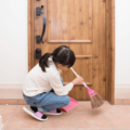 祖母の家にきた小2の孫…朝から玄関掃除している理由と聞くと⇒祖母思いな発言に「心が温かい」 画像