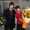 三代目JSB岩田剛典“バディ”蒔田彩珠と笑顔＆涙のクランクアップ「戦いのような思いで臨んだ4ヶ月」【DOCTOR PRICE】 画像