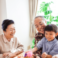 朝食を食べる70代の祖父母と孫　次の瞬間⇒祖父の”古い言葉”に「微笑ましい」「祖母も加わった」 画像