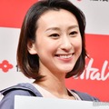 浅田舞、胸元ざっくりドレス姿に反響「美しさ倍増」「ぱっつん前髪が新鮮」 画像