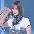 佐々木久美、デニムスタイルでクールな視線 バンダナがアクセント【TGC2025A/W】 画像