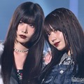 SWEET STEADY奥田彩友＆白石まゆみ、デニム×ファーコーデで雰囲気一変 ダークなオーラ放つ【TGC2025A/W】 画像