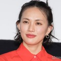臼田あさ美、膝丈スカートで美脚際立つ「魅力的」「素敵な雰囲気」の声 画像