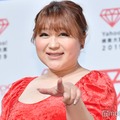 りんごちゃん、ミニスカ制服で美脚スラリ “ガングロ”ショットに「インパクトすごい」「制服ギャル似合う」の声 画像