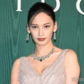 大政絢、美スタイル際立つ胸元ざっくりマーメイドドレス姿披露【ブルガリ展覧会フォトコール第一夜】 画像