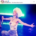 浜崎あゆみ、美デコルテ披露のステージSHOT！アジアツアー後半戦への想いに「気合い最高」「頑張れ！！」の声 画像