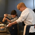 橋本マナミ「母がWEST.やTravis Japanの大ファン」神山智洋＆中村海人の印象明かす 永瀬ゆずなは調理シーンに挑戦【ミッドナイト屋台2】 画像