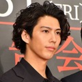 賀来賢人、眼鏡×セットアップの最新SHOTに絶賛の声「渋みが増しました！？」「男性の色気がたっぷり」 画像