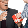 誕生日を迎えた50代の祖父　孫がプレゼントを渡した瞬間⇒祖母への”予想外の行動”に「まだ2歳なのに」「優しい」 画像