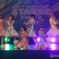 22/7、膝丈ワンピから美脚ちらり キュート×クールのギャップで魅了【STARRZ TOKYO 2025】 画像