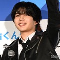 小さい頃からテレビで観ていた阿部寛を助手席に乗せて緊張してしまった長尾謙杜（C）モデルプレス