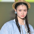 AKB48研究生・伊藤百花、ミニワンピで美脚スラリ 洋館でのショットに「お姫様みたい」「絵画のような美しさ」の声 画像