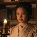 朝ドラ「ばけばけ」初回、ヘブン（トミー・バストウ）がトキ（高石あかり）に“おでこキス” 怪談話からの胸キュンシーンに視聴者悶絶「ロマンティック」「ドキドキする」 画像