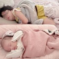 辻希美、0歳次女と6歳三男の“可愛い界隈”SHOTを公開「使い方あってる?!笑」 画像