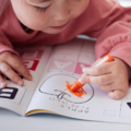 孫と仲よしな70代の祖父母　孫が描いた絵を渡すと⇒まさかの行動に「見るたびに笑顔になれるね」 画像