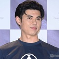 小島よしお、1歳息子とディズニーへ 抱っこショット公開に「素敵なパパ」「大きくなった」と反響 画像
