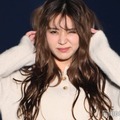 小林由依、ウェービーヘア無造作にかき上げ笑顔 チェックシャツが秋っぽい【TGC北九州2025】 画像