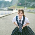 AKB48伊藤百花、圧倒的な“美少女感”あふれる制服SHOTを披露！鎌倉を舞台に自然体の魅力が光る