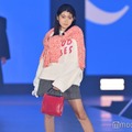 市川團⼗郎の長女・堀越麗禾「ガルアワ」で初ランウェイ ミニスカ着こなし堂々ポージング 画像