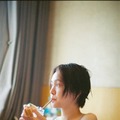 尾碕真花、ナチュラル美肌のキャミソールSHOTにうっとり！枝優花とのタッグで“韓国旅”を大満喫 画像