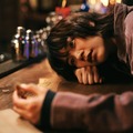 【MISS KING / ミス・キング 第4話】飛鳥（のん）対局中突然意識を失う 藤堂（藤木直人）の過去も明らかに 画像
