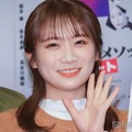 秋元真夏、美肩輝くノースリーブワンピ姿披露「お人形さんみたい」「可愛さが増してる」の声 画像