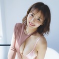 平嶋夏海、変形ビキニ姿で美谷間くっきり 抜群スタイル際立つ 画像