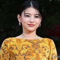 出口夏希、美背中大胆見せドレス姿に熱視線「思わず二度見」「縦線くっきりですごい」 画像