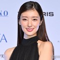 宮本茉由、美デコルテ輝く大胆オフショル姿公開「圧巻のスタイル」「セクシーでかっこいい」の声 画像