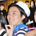 クマムシ佐藤大樹、15歳年下恋人とのペアルック姿が話題「彼女さんスタイル良すぎ」「真似したい」 画像