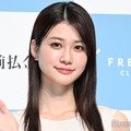生見愛瑠、素肌際立つベアトップ姿披露「大人の雰囲気」「オーラがすごい」と称賛の声 画像